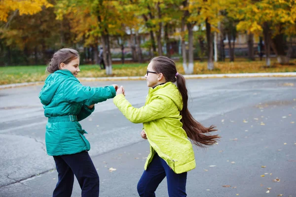 Twee Jonge Mooie Meisjes Tieners Gele Groene Jassen Spelen Veel — Stockfoto