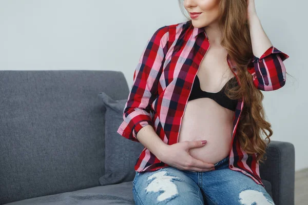 Mulher Grávida Bonita Com Cabelos Longos Uma Camisa Xadrez Está — Fotografia de Stock