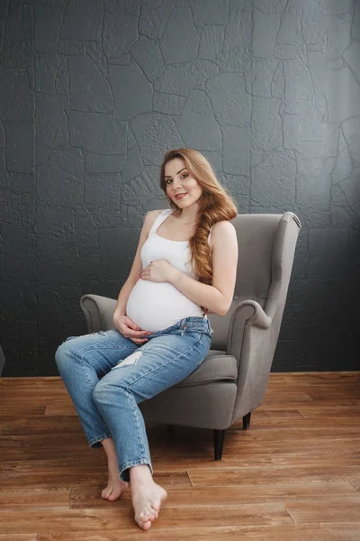 Hermosa Mujer Embarazada Con Pelo Largo Una Camiseta Blanca Pantalones —  Fotos de Stock