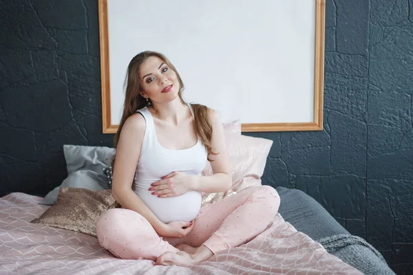 Mooie Zwangere Vrouw Met Lange Haren Een Wit Shirt Roze — Stockfoto