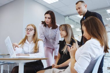 Ofis personel ekibi. İş kadını ve adam oturmak ve bir dizüstü bilgisayar ile tablosunun yanındaki stand ve şirket kavramı gelecek için plan. Ekip çalışması. Cinsiyet eşitliği.