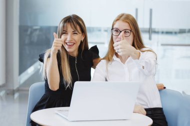 Ofis personel ekibi. İki iş kadınları ile bir dizüstü bilgisayar bir masada oturan ve kurumsal gelişim kavramı gelecek için planlıyoruz. Ekip çalışması. Cinsiyet eşitliği.