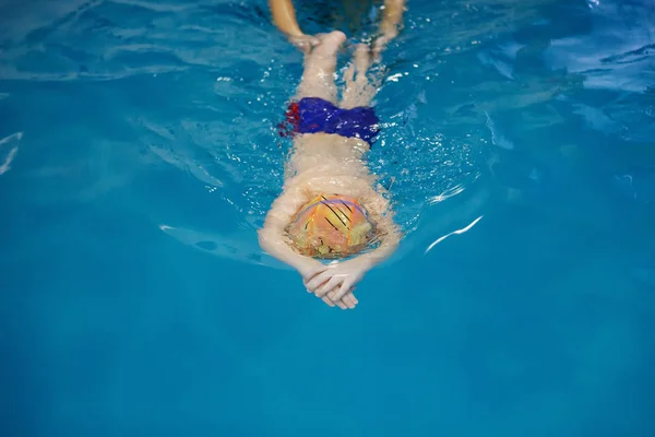 Pojke Badmössa Simmar Pool Dykning Hälsosam Livsstil Aquatherapy Simning Rehabilitering — Stockfoto