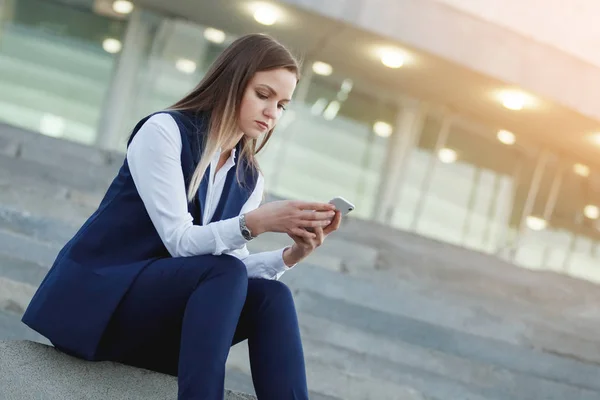 Mujer Bonita Joven Con Teléfono Inteligente Calle Ciudad Fondo Luces — Foto de Stock