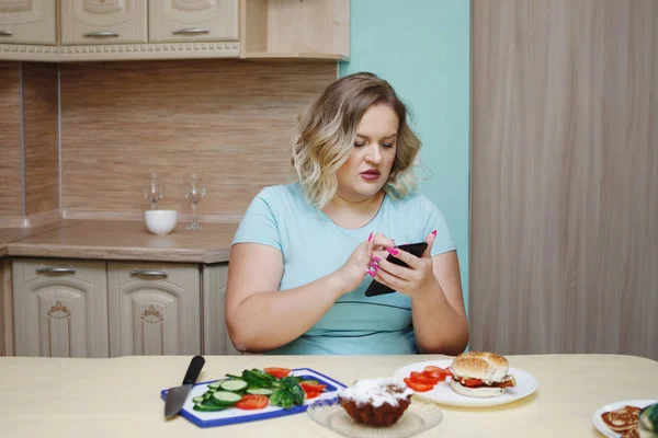 ジャンク フードを食べながら罪悪感女性の脂肪 — ストック写真