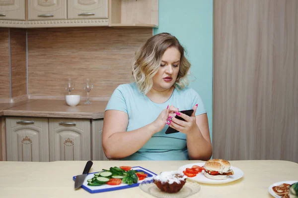 Mujer Gorda Sentirse Culpable Mientras Come Comida Chatarra —  Fotos de Stock