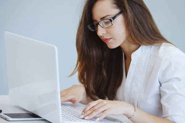 Zakenvrouw Een Glazen Witte Blouse Zit Aan Een Tafel Met — Stockfoto