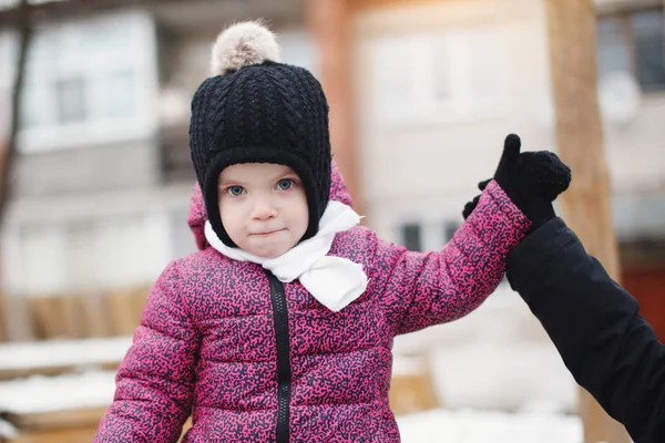 Μικρό Χαριτωμένο Κορίτσι Ένα Πλεκτό Καπέλο Και Ένα Λιλά Σακάκι — Φωτογραφία Αρχείου