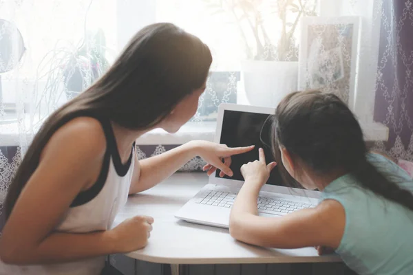 Deux Filles Assoient Table Travaillent Avec Ordinateur Portable — Photo