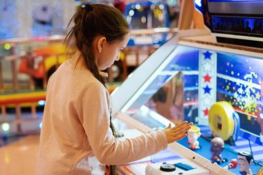 Genç güzel kız bardaklarda bir helezon ile slot makinesidir çalış. Joyfull hafta sonu. Eğlenceli oyun.