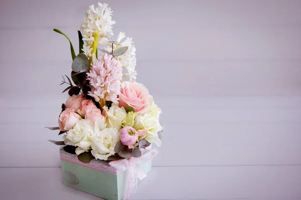 Buquê Arranjo Flores Eustoma Gerbera Narciso Íris Uma Caixa Com — Fotografia de Stock