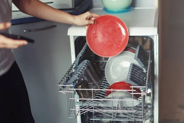 Yıkandıktan sonra temiz bulaşıkla bulaşık makinesini aç.