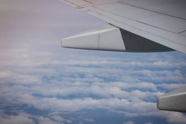 Asa Avião Durante Voo Acima Terra — Fotografia de Stock