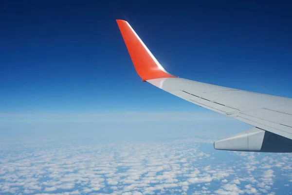 Vleugel Van Het Vliegtuig Tijdens Vlucht Boven Aarde — Stockfoto