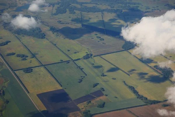 Paisagem Superfície Terra Através Das Nuvens Uma Janela Avião — Fotografia de Stock