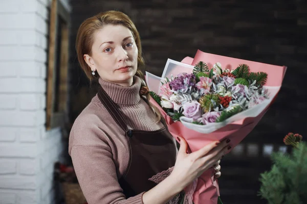 Female Florist Brown Apron Shows Buyer Beautiful Bouquet Flower Salon — Stock Photo, Image