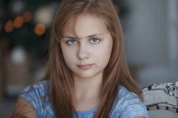 Şirin Güzel Sarışın Mavi Elbiseli Bir Genç Kız Portre Portre — Stok fotoğraf