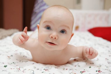 Midesini yüzünde çeşitli duygular yatan güzel beş aylık mavi gözlü bebek kız bebek. Bebek bak. Anne bakım. Çocuk Bakımı. Yakın çekim.