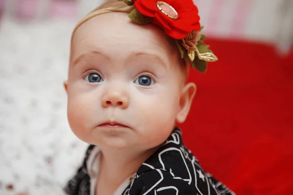 彼女はヘッド ドレス赤い背景の上に花の美しい 月幼児女の子 赤ちゃん見てください 妊産婦ケア クローズ アップ — ストック写真