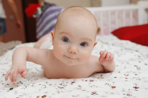 Hermosa Bebé Cinco Meses Ojos Azules Niña Acostada Sobre Estómago —  Fotos de Stock