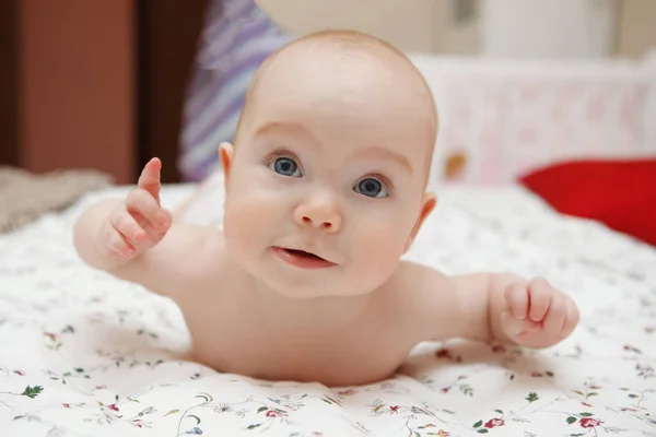 Hermosa Bebé Cinco Meses Ojos Azules Niña Acostada Sobre Estómago —  Fotos de Stock