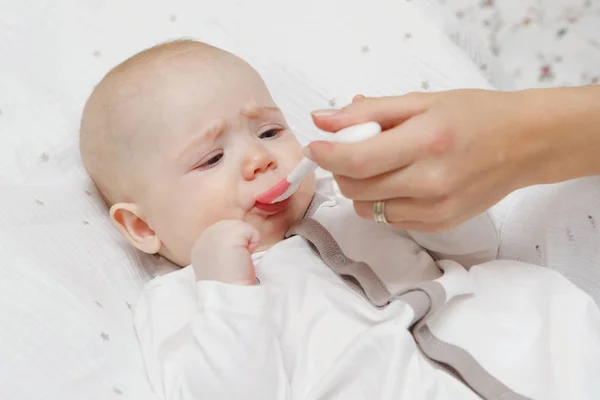 美しい素敵な ヶ月の赤ちゃんの女の子のスプーンで食べる 健康食品 妊産婦ケア クローズ アップ — ストック写真