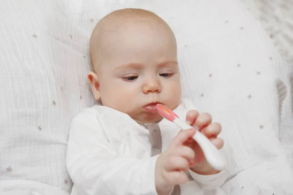 Hermosa Niña Encantadora Cinco Meses Comiendo Con Una Cuchara Comida —  Fotos de Stock