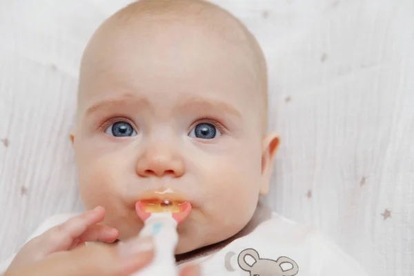 Hermosa Niña Encantadora Cinco Meses Comiendo Con Una Cuchara Comida —  Fotos de Stock