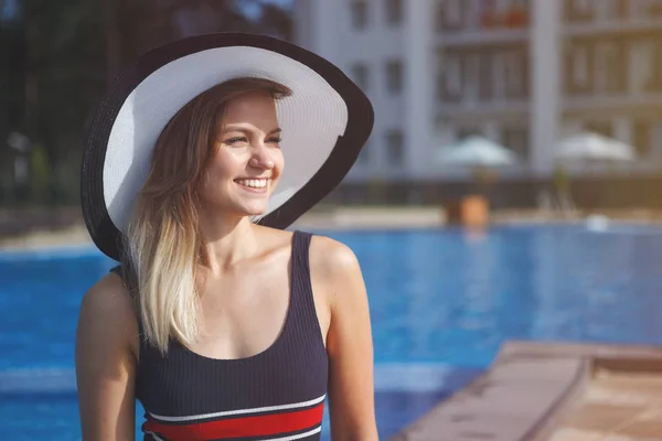 Mujer Sombrero Playa Traje Baño Oscuro Con Largas Piernas Hermosas — Foto de Stock