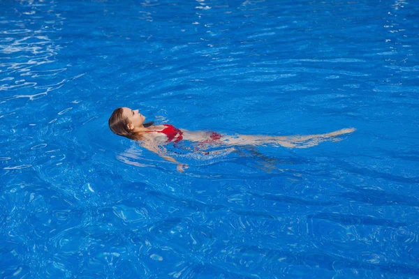 Молода Мила Жінка Довгим Волоссям Червоному Бікіні Плаває Спині Басейні — стокове фото