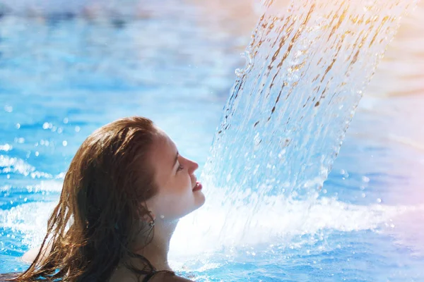 Joven Hermosa Mujer Bajo Una Cascada Una Piscina Con Agua — Foto de Stock