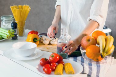 Kadın iç mutfak, seçici odak yemek