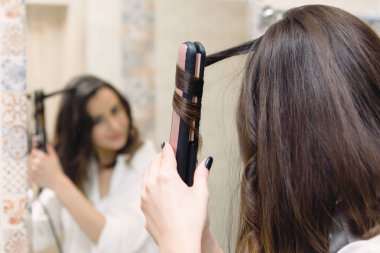 güzel kadın styling saç, seçici odak