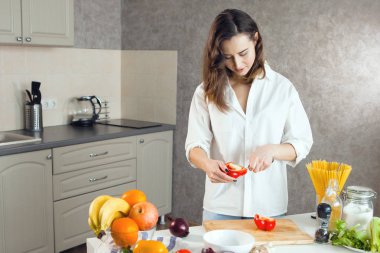 kadın kesme kırmızı biber iç mutfak, seçici odak at