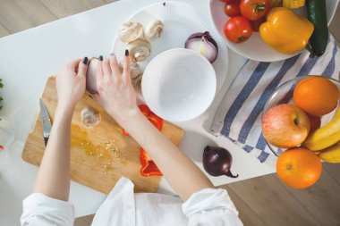 Kadın iç mutfak, seçici odak yemek