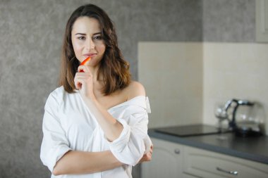 sevimli kadın yemek sebze, ön plan odaklanmak