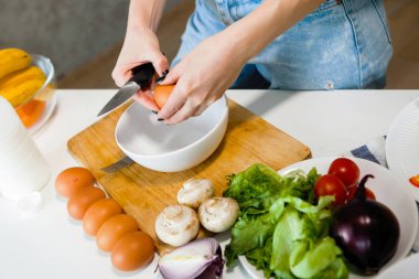 Kadın iç mutfak, seçici odak yemek