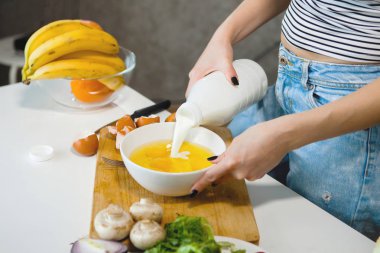 Kadın iç mutfak, seçici odak yemek