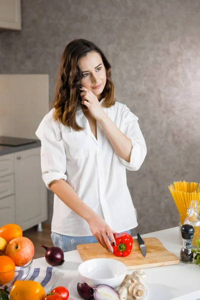 Kobieta Gotowanie Mówić Smartfon Domowa Kuchnia — Zdjęcie stockowe