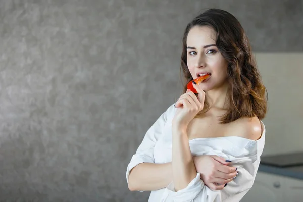 Linda Mujer Comiendo Verduras Centran Primer Plano — Foto de Stock