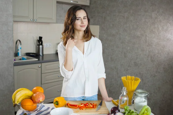 妇女在家庭厨房做饭 选择性焦点 — 图库照片
