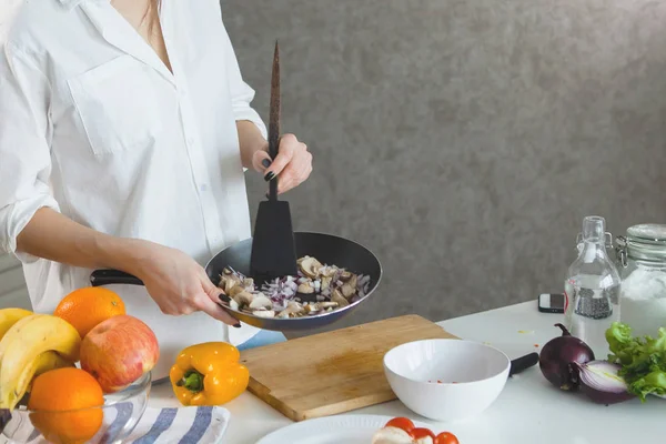 Женщина Приготовление Пищи Домашней Кухне Избирательный Фокус — стоковое фото
