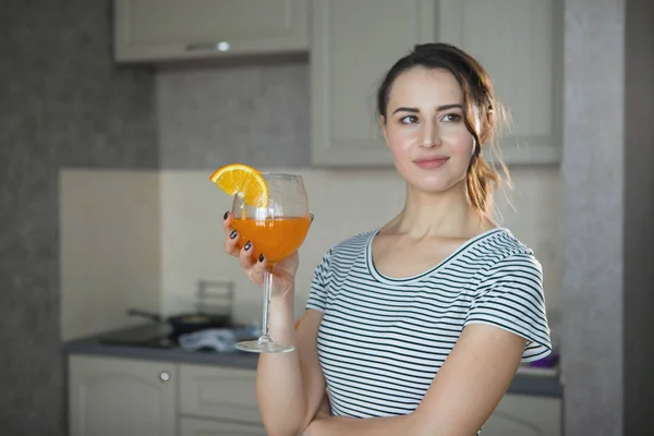 Hermosa Mujer Sosteniendo Vidrio Con Jugo Naranja Centran Primer Plano — Foto de Stock