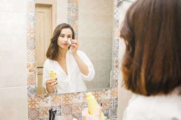 Atractiva Mujer Hidratante Piel Centran Primer Plano — Foto de Stock