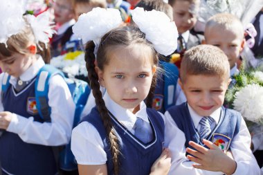 Rusya - 1 Eylül 2016: ilkokul çocukları ile öğretmenler ve veliler okul yılının ilk günü