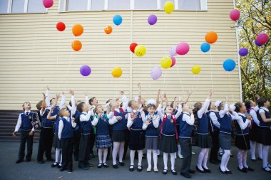 Rusya - 1 Eylül 2016: ilkokul çocukları ile öğretmenler ve veliler okul yılının ilk günü