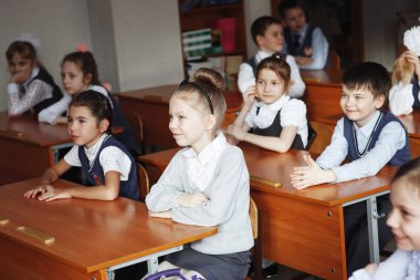 Rusya, Sibirya - Mart, 2017: Çocuk okulda masaları oturma sınıfı