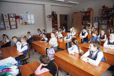 Rusya, Sibirya - Mart, 2017: Çocuk okulda masaları oturma sınıfı