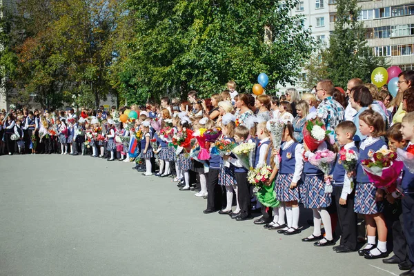 Rosja Września 2016 Dzieci Wieku Szkolnym Nauczycieli Rodziców Pierwszym Dniu — Zdjęcie stockowe