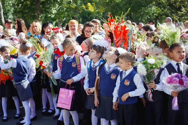 Russland September 2016 Grundschulkinder Mit Lehrern Und Eltern Ersten Tag — Stockfoto